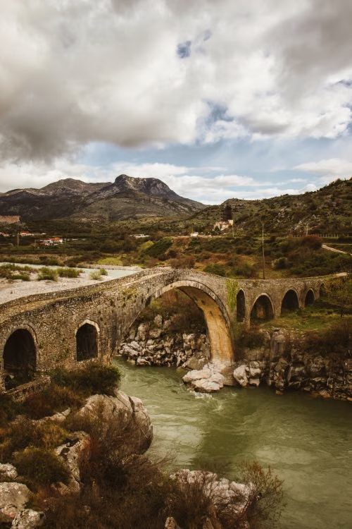 Le pont ottoman de Mes, en arches de pierre, sur la rivière près de Shkodër, au nord de l'Albanie