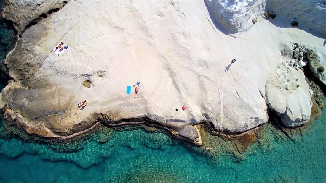 Roche volcanique blanche de Sarakiniko à Milos, paysage lunaire au bord de l'eau, vue du ciel