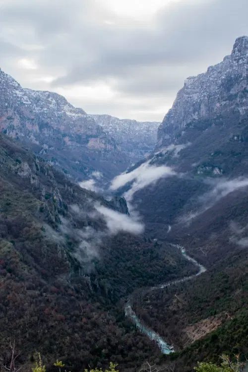 Les gorges de Vikos enneigées dans le Zagori, nord montagneux de la Grèce