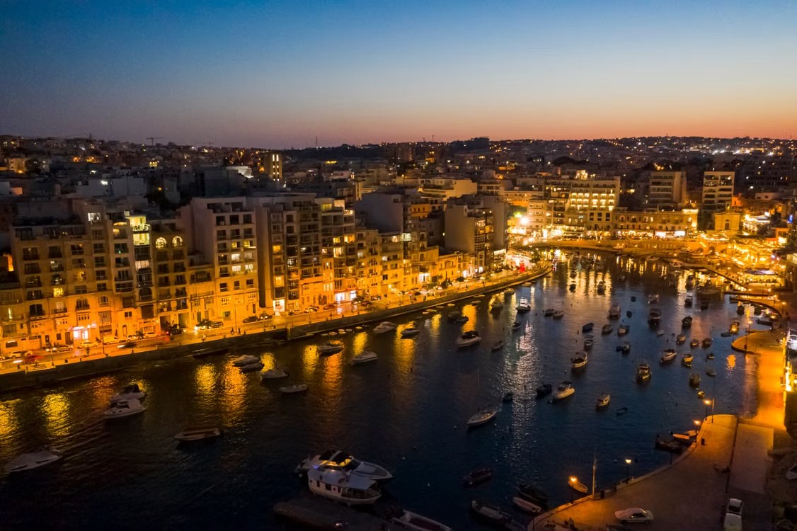 Spinola Bay à Saint-Julien, la nuit